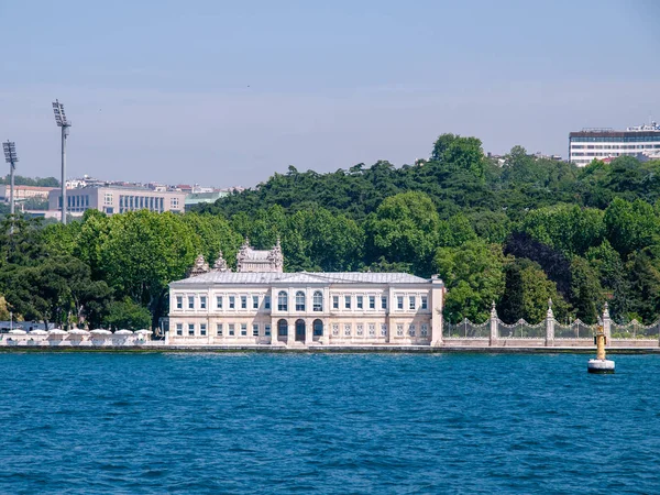 Dolmabahce Palast Außenansicht vom Meer aus. Foto aus Crui — Stockfoto