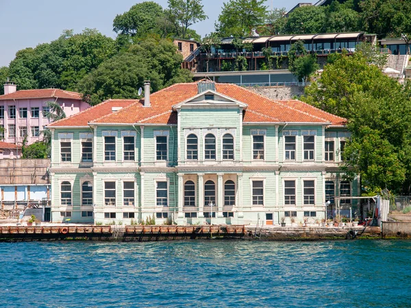 Bosporus sund kust, gammal trägrön villa med många fönster. — Stockfoto