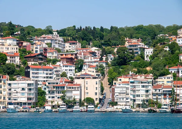 Yacht sulla costa dello stretto del Bosforo e edifici residenziali climbi — Foto Stock