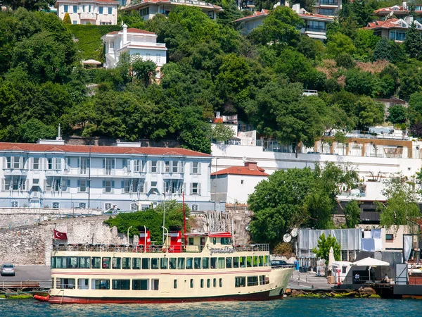 Vintage stylade turistiska kryssningsfartyg med passagerare på Bosporu — Stockfoto