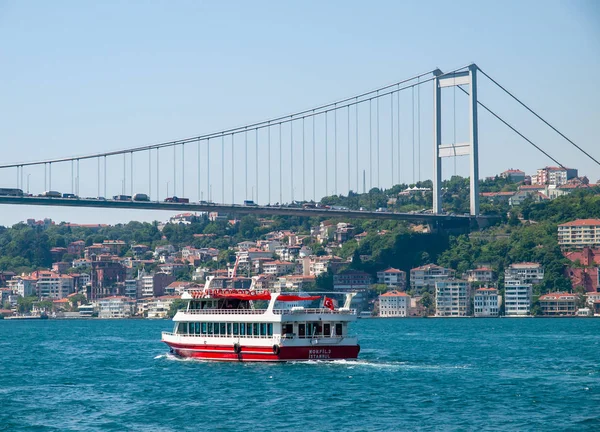 Små turistiska kryssningsfartyg med passagerare vid Bosporus sund — Stockfoto