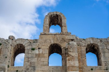 Yunanistan 'ın Atina kentindeki Herodes Atticus cephesinden Odeon. Ayrıca k