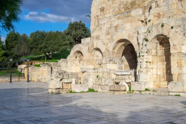 Yunanistan 'ın Atina kentinde Herodes Atticus cephesinden Odeon. Aynı zamanda...