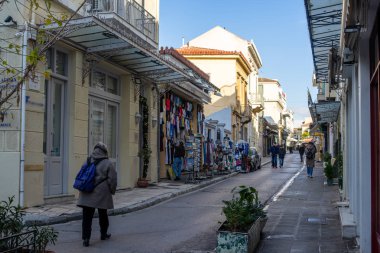Atina / Yunanistan hediyelik eşya dükkanları ve Vyronos 'tan geçen insanlar 