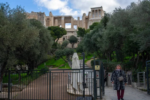 Atene / Grecia Ingresso del sito archeologico dell'Acropoli. Donna, g — Foto Stock