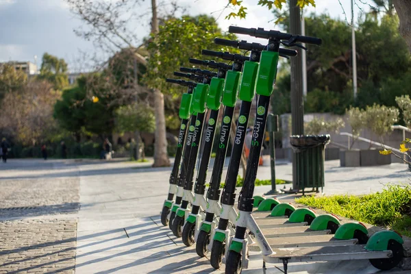 Atina / Yunan kaldırımda kiralık elektrikli scooterlar