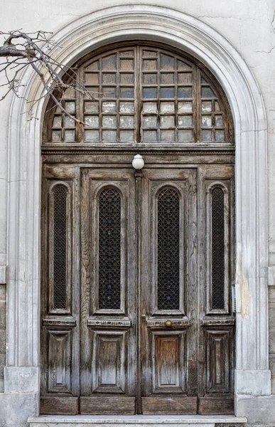 Impressive entrance, wooden weathered brown  door, classical arc — Stock Photo, Image