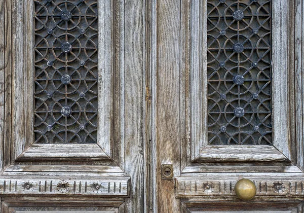 印象的な入り口、木製の風化茶色のドア、古典的な弧 — ストック写真