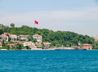 İstanbul / Türkiye - Türk bayrağı, gemisi ve konut inşaatı