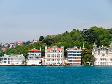 Türkiye 'deki Boğaz boyundaki malikaneler. Parlak yaz günü.
