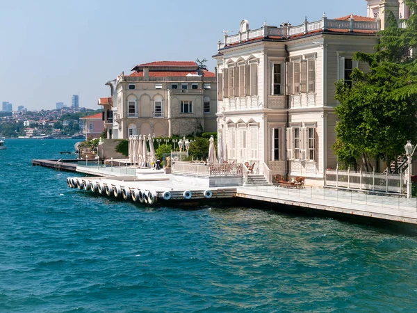 Mansiones a lo largo del Estrecho del Bósforo en Turquía un brillante verano da —  Fotos de Stock