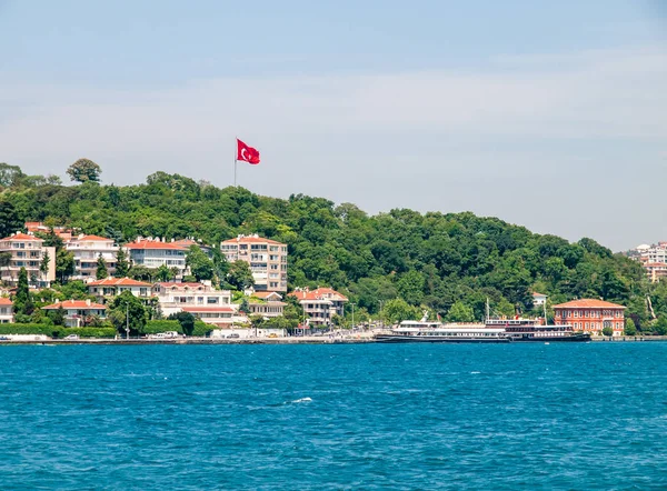 Istanbul / Turkiet - turkisk flagg, fartyg och bostadsbyggnad — Stockfoto