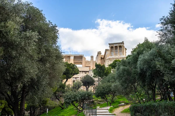 Athene, Griekenland, ingang archeologische vindplaats Akropolis. Olijven — Stockfoto