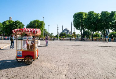 Torbadaki İstanbul / Türkiye simit tezgahı ve Mavi cami