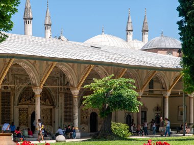 İstanbul / Türkiye turistleri Topkapı Sarayı 'nı geziyor. Öyleydi.
