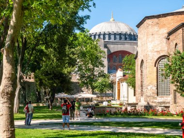 İstanbul / Türkiye turistleri Hagia Irini dışında fotoğraf çekiyor (T