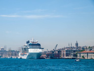 İstanbul-Türkiye Boğazı 'ndaki Büyük yolcu gemisi, tarihi yerler ve sanayiler