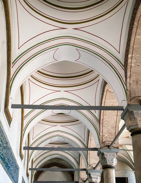 Detalle arquitectónico del palacio de Topkapi, pasarela cubierta paso arqueado —  Fotos de Stock