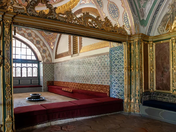 Istanbul / Turkey   Topkapi palace interior luxurious impressive — Stock Photo, Image