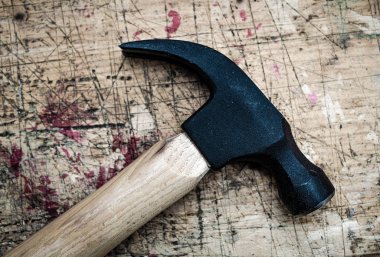 Kullanılmış ahşap üzerine tahta saplı demir pençeli çekiç.