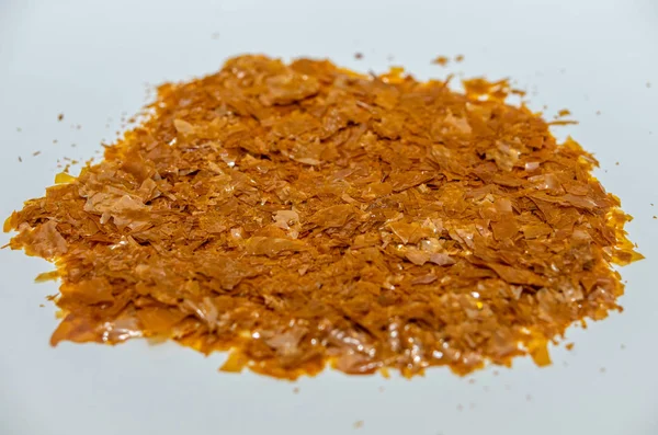 Shellac pulları, Shellac dişi lakin tarafından salgılanan bir reçine.