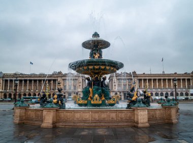 Paris / Fransa Concorde Meydanı çeşme detayı, bulutlu