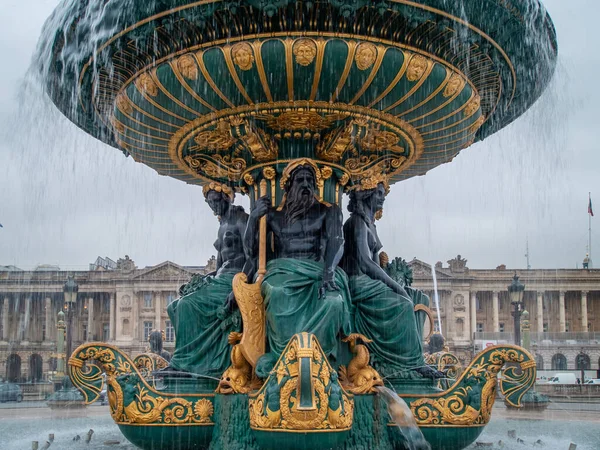 Paris, França, Place de la Concorde detalhe fonte, um nublado da — Fotografia de Stock