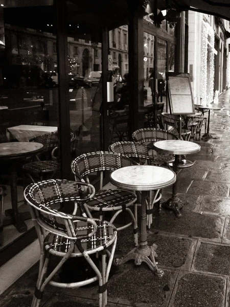 Paris, France, Café parisien, tables et chaises sur un trottoir pavé — Photo