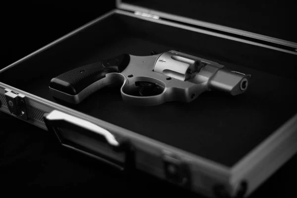 Revolver i ett fall — Stockfoto