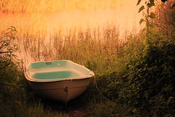 Lake and boat — Stock Photo, Image