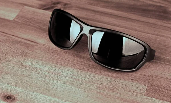 Ahşap üzerine güneş gözlüğü — Stok fotoğraf