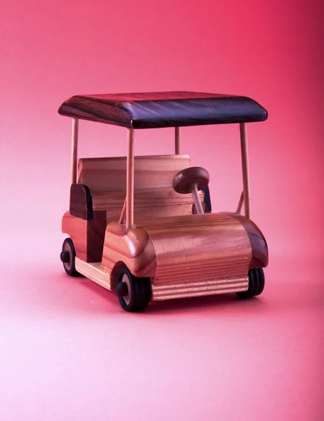 Малий дерев'яний іграшковий автомобіль — стокове фото
