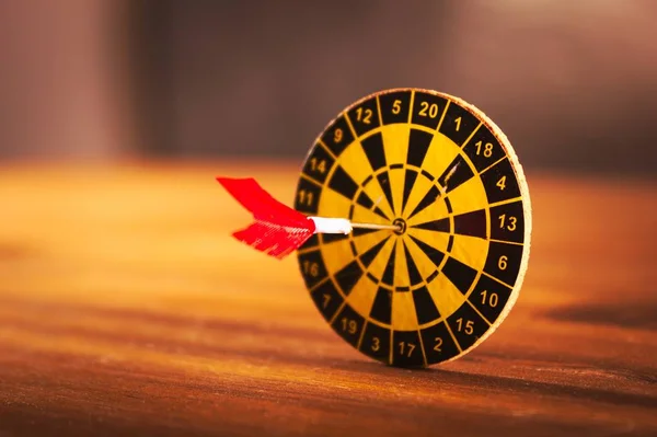 Czerwony dart na cel — Zdjęcie stockowe