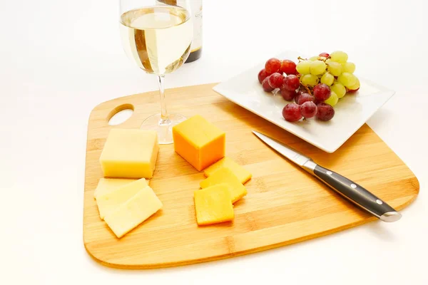 Wine Grapes and Cheese on a Cutting Board — Stock Photo, Image