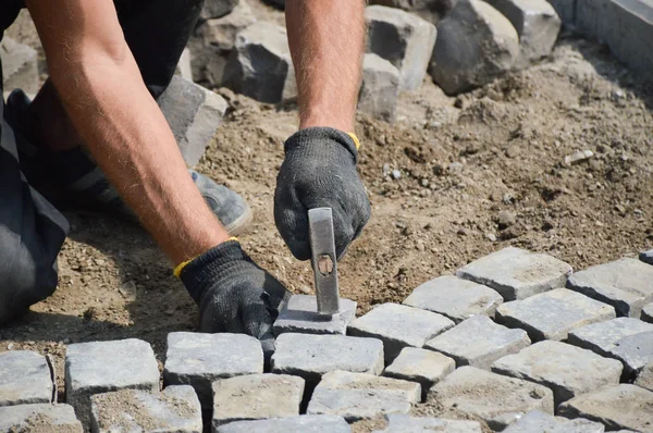 Worker Hammer Lays Stone Pavement — Stock Photo, Image
