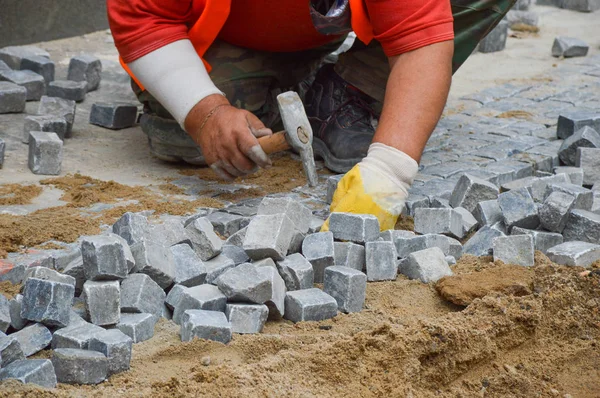 Worker Hammer Lays Pavement — Stock Photo, Image