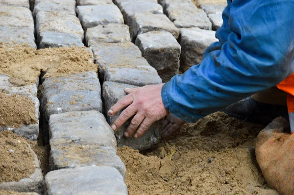 Worker Lays Paving Stones — Stock Photo, Image