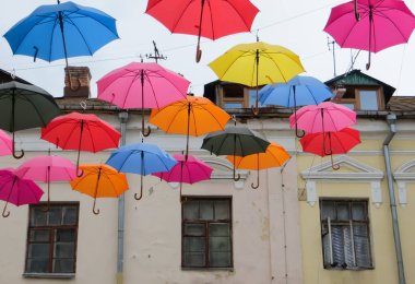 Yaya sokağı renkli şemsiyelerle süslenmiş.