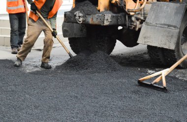 İşçiler asfalt karışımı seviyesinde 