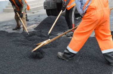 İşçiler asfalt karışımı seviyesinde