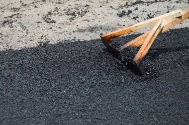 Asfalt karışımını düzleştirmek için tahta paspas