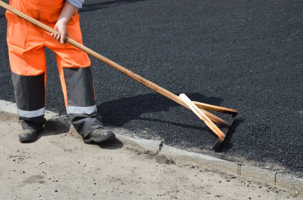 Los Trabajadores Nivelan Mezcla Asfalto Con Una Fregona Madera — Foto de Stock