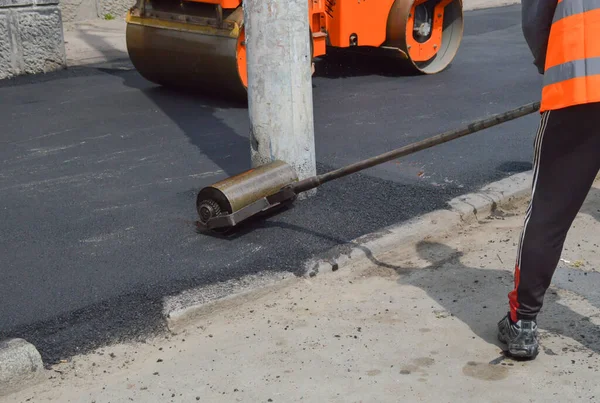 Trabajador Rueda Asfalto Con Rodillo Mano — Foto de Stock