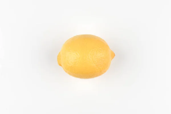 Citron sur fond blanc. Citron frais juteux sur fond blanc. Vue d'en haut. Un endroit pour écrire. En isolement. Découpez le fond . — Photo