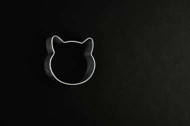 Siyah arka planda kedi logosu. Kedi kafası logosu. Siyah beyaz bir kedinin kafasının olduğu soyut bir logo. Metolik kedi.