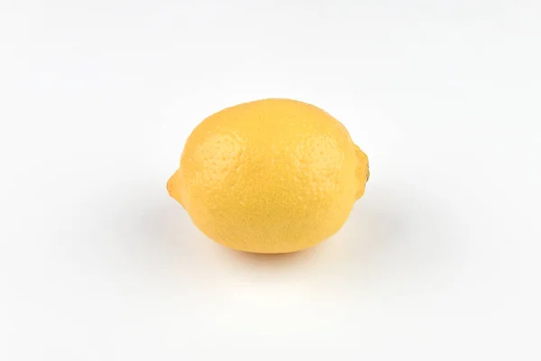 Citron sur fond blanc. Citron frais juteux sur fond blanc. Vue d'en haut. Un endroit pour écrire. En isolement. Découpez le fond . — Photo