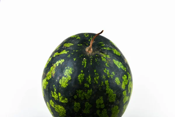 Wassermelone auf weißem Hintergrund. Verschiedene Blickwinkel. Blick von oben. isoliert auf weiß. Platz zum Schreiben. insgesamt — Stockfoto