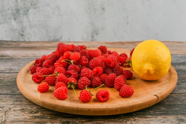 Hallon med citron på en träbakgrund. Trä block med orden C-vitamin, färska frukter i bakgrunden, hälsosam mat eller kost koncept. Utsikt uppifrån. Ett ställe att skriva på. — Stockfoto