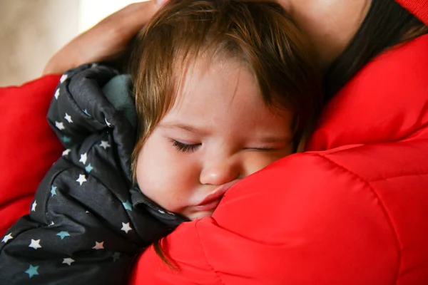 婴儿睡在母亲的怀里。 散步后。 8.特写。 睡梦中的宝贝 新生婴儿睡在母亲的怀里 — 图库照片