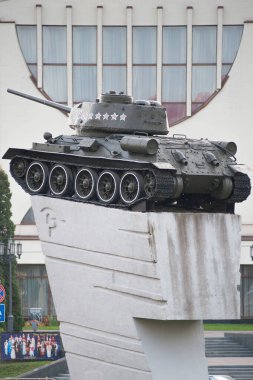 T-34 Rus tankı, tepede tank.